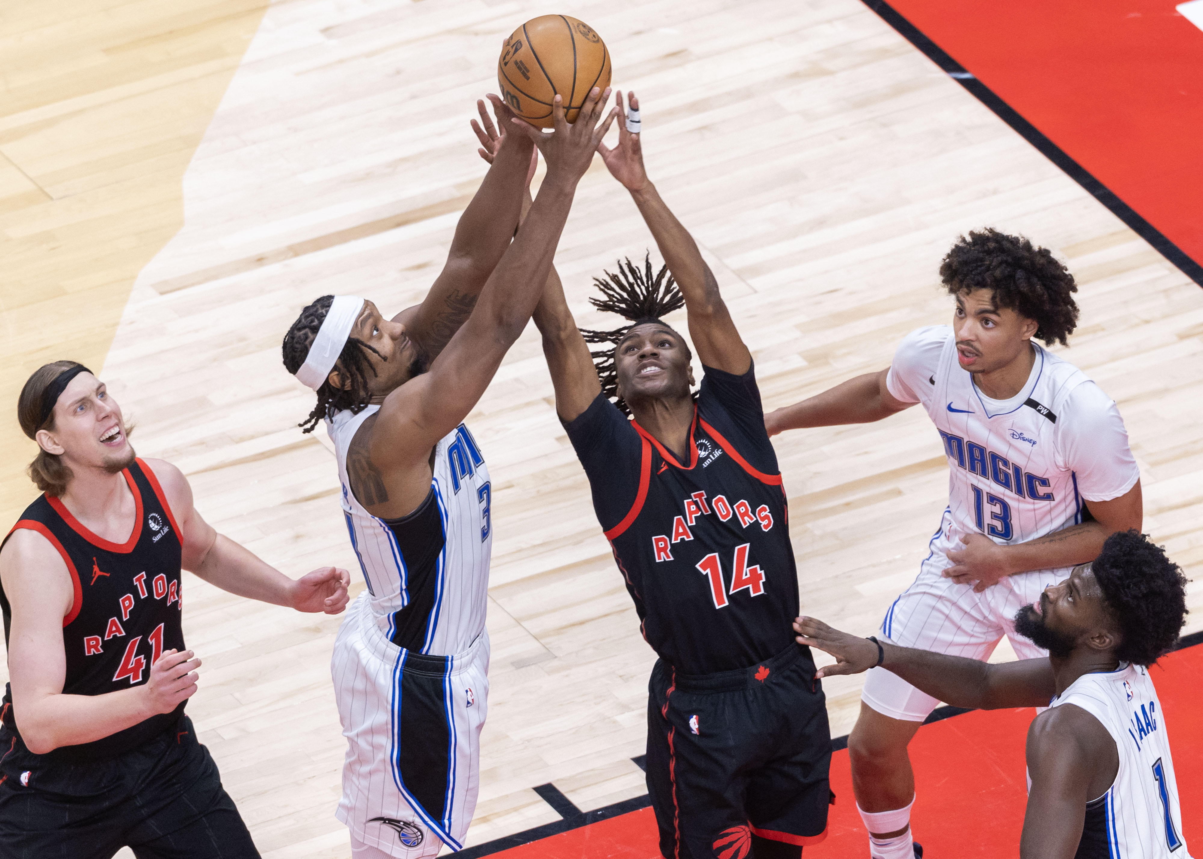 NBA季后赛激战连连，决赛对决令人期待